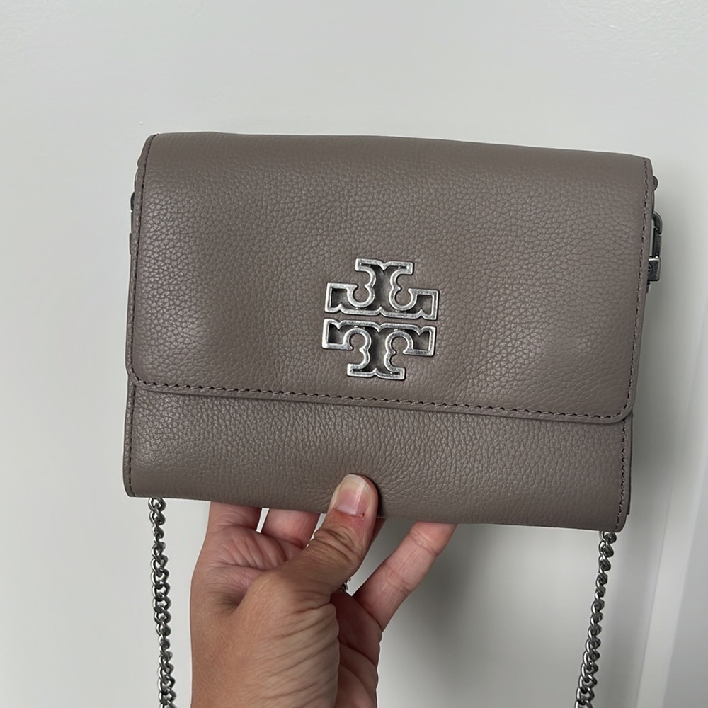 Tory Burch Britten Chain Wallet - Picture 15 of 16